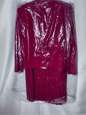 RedTwo-Piece Pleated Skirt Set